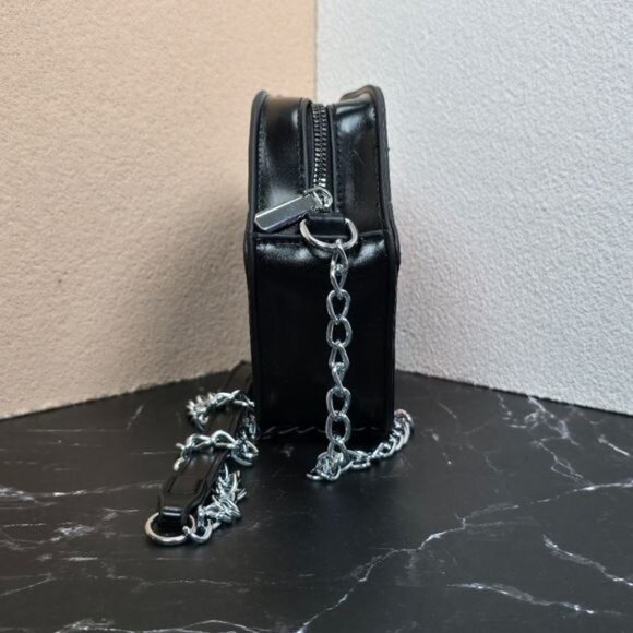 🎃 Glamorous Glitter Vampire Lips Crossbody Bag (NWOT) - Picture 5 of 11